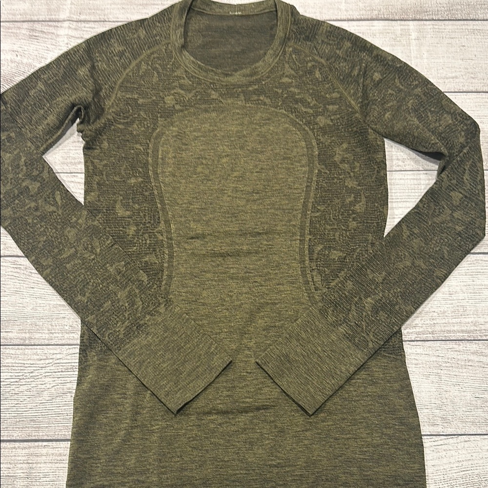 🍋Women’s Lululemon Swiftly Tech Long Sleeve Crew size 6🍋black/brave olive